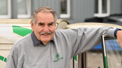 Der 80-jährige Hans Hofstetter kennt den Sport in Ansbach aus vielen verschiedenen Perspektiven.  (Foto: Manfred Blendinger)