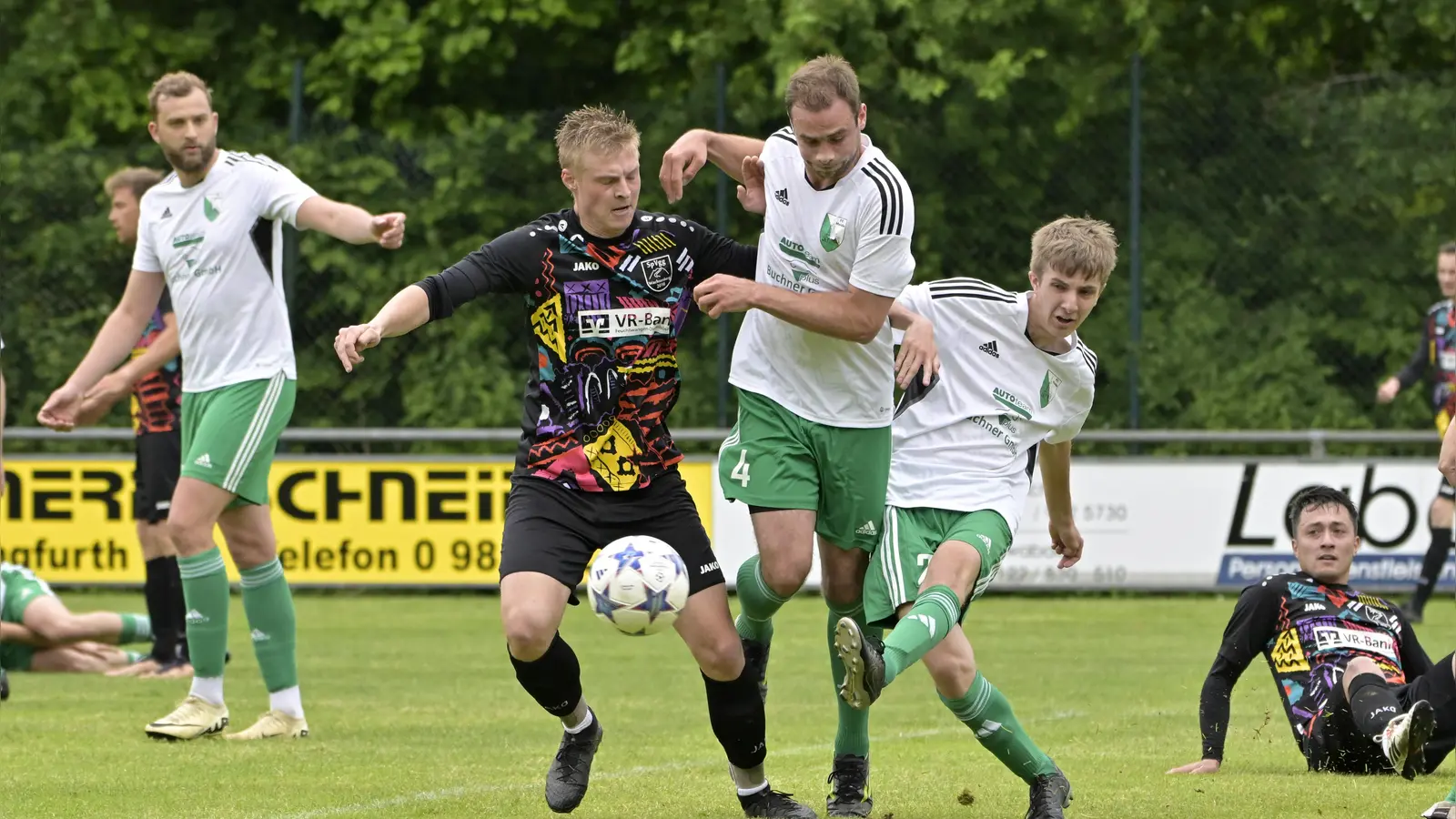 Simon Seidel (Burk/Beyerberg, am Ball) in Bedrängnis. (Foto: Martin Rügner)