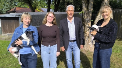 Eva Lindner (links) vom Tierheim Ansbach freut sich über die neue Möglichkeit, Hunde auf der Suche nach einem neuen Zuhause zu präsentieren, die Jule Schäfer (Zweite von links) und Luisa Schwarz (rechts) mit Unterstützung von Jörg Hammer (Zweiter von rechts) von den Aktivsenioren aufgebaut haben. Sharik (links) steht zur Vermittlung, Hilde (rechts) momentan nicht.  (Foto: Thomas Schaller)