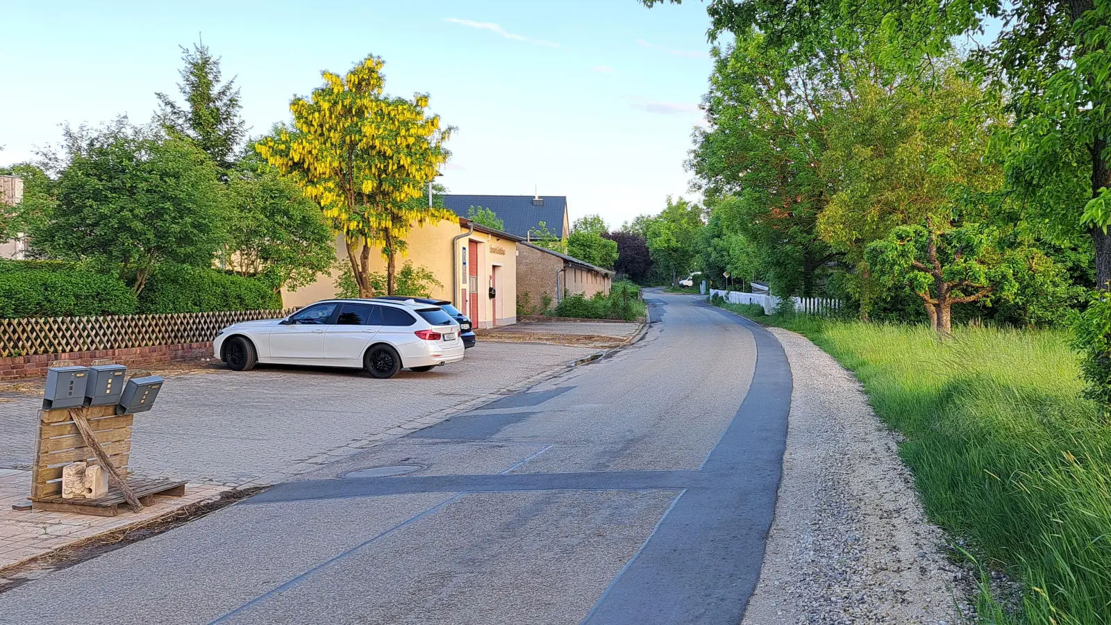Die Ortsdurchfahrt von Betzendorf hat ihre besten Tage hinter sich und muss erneuert werden. Da es sich um eine Kreisstraße handelt, ist der Landkreis Ansbach für die Sanierung verantwortlich. (Foto: Florian Schwab)
