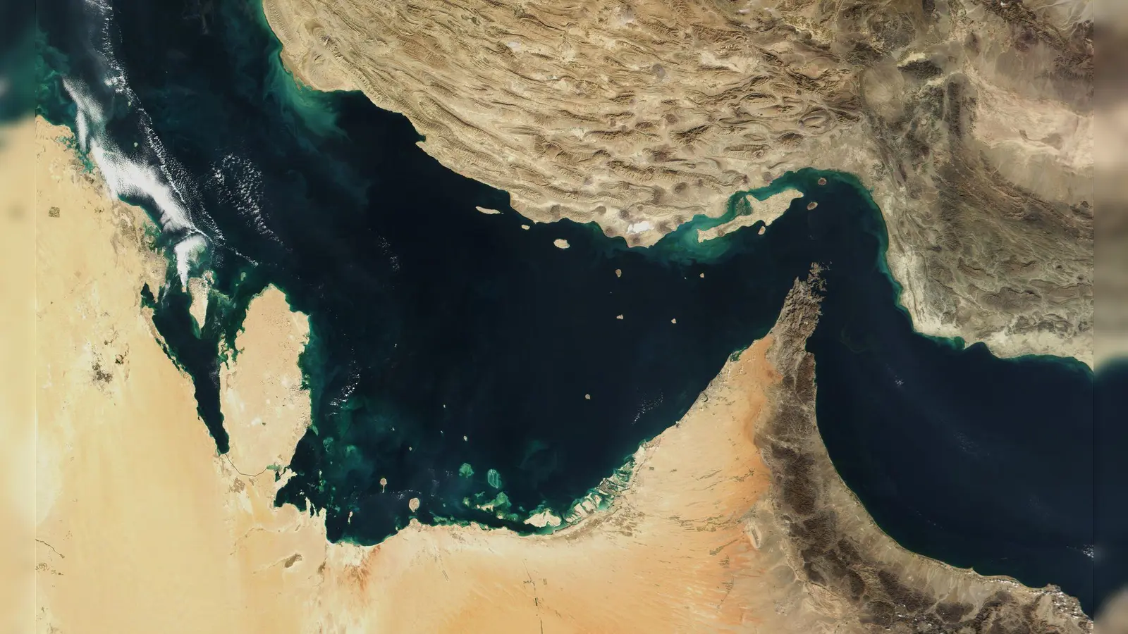 Der Persische Golf grenzt an die Straße von Hormus. (Archivbild)  (Foto: -/The Visible Earth/NASA/dpa)