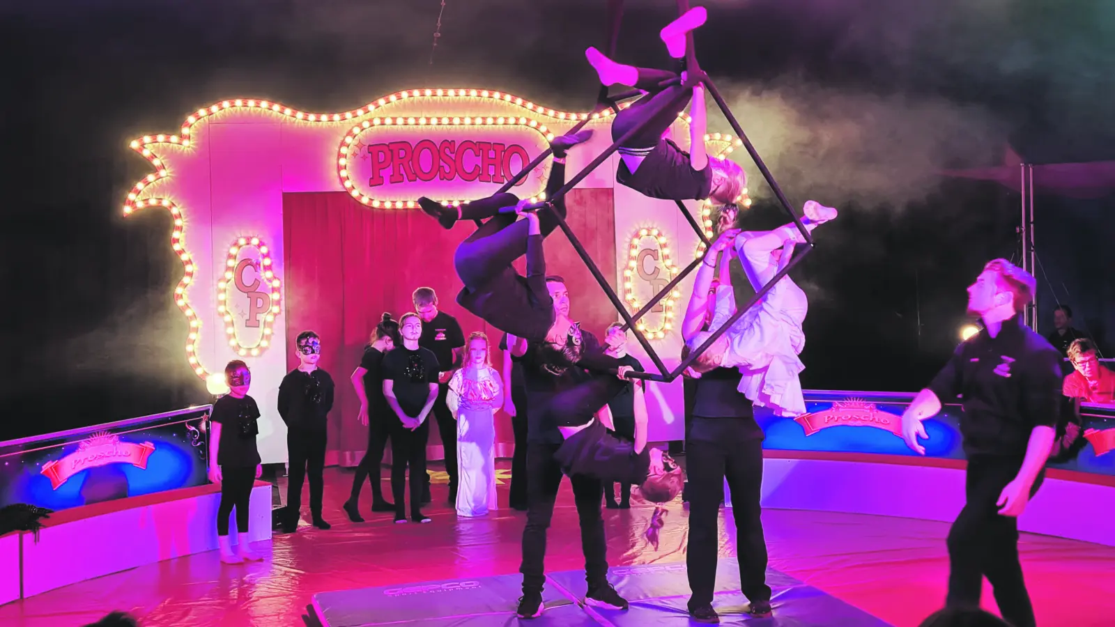 An einem Kubus, der von der Zeltdecke herabgelassen wurde, zeigten die jungen Künstlerinnen und Künstler eine akrobatische Choreographie. Daneben gab es unter anderem Clowns, eine Einradnummer und sogar einen Drahtseilakt. (Foto: Margit Schwandt)