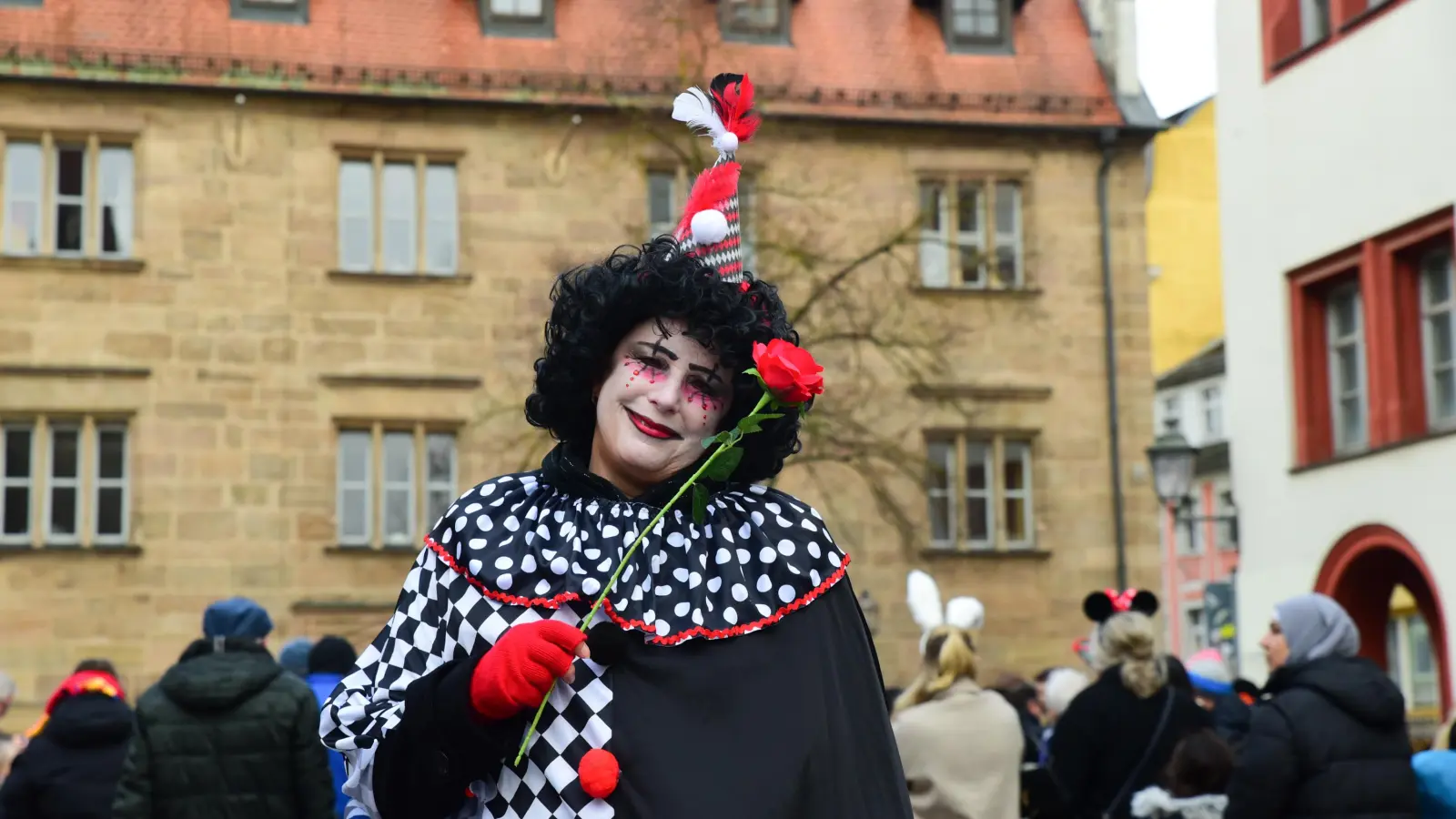 Vom Stadthaus in der Ansbacher Innenstadt ziehen die jungen Narrinnen und Narren in Richtung Onoldiasaal. Dort ging das bunte Treiben erst richtig los. (Foto: Irmeli Pohl)