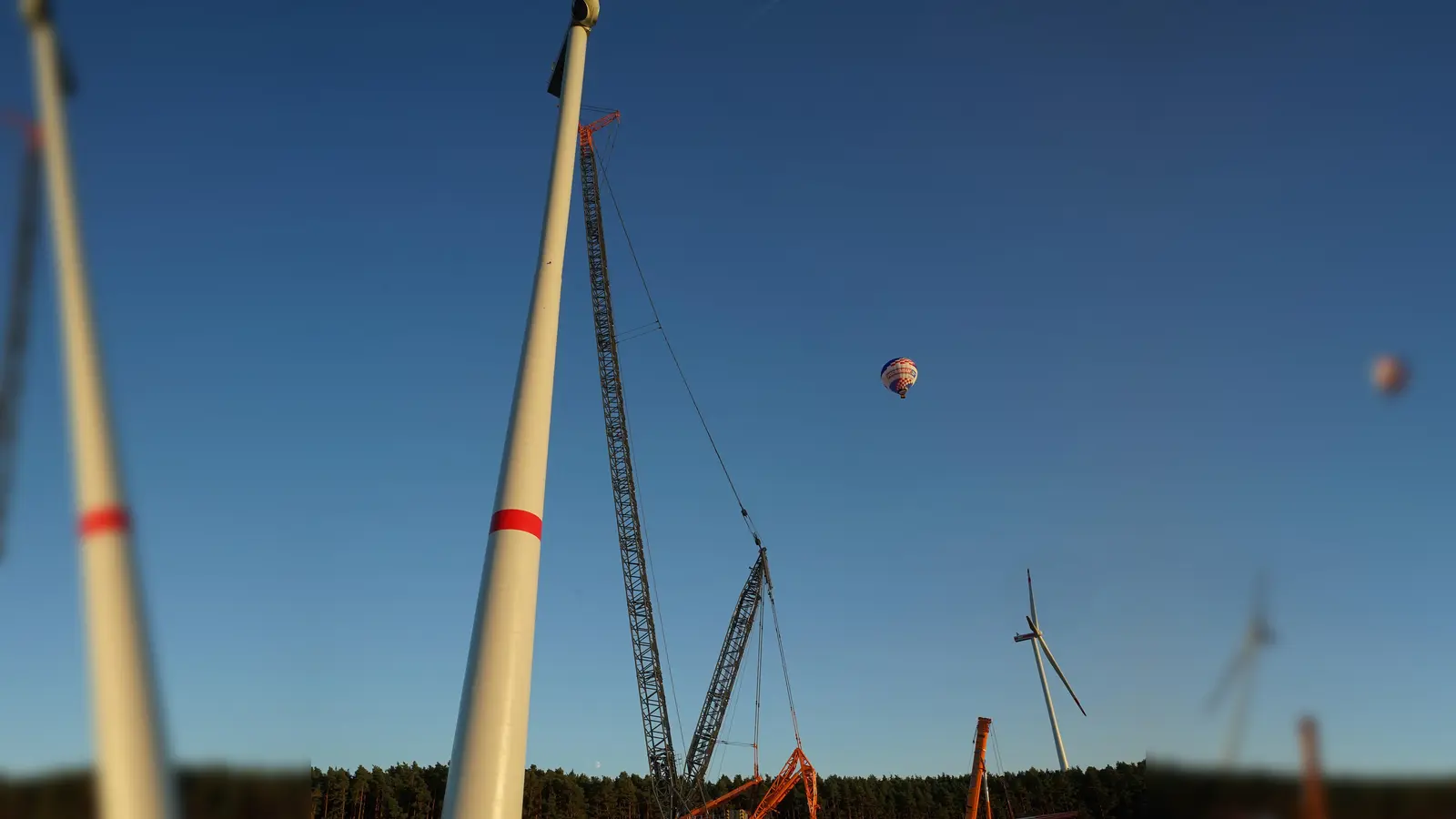 Das letzte der vier Windräder des Windpark Frankehöhe zwischen Hirschneuses und Kreben ist fast fertig. (Foto: Heinz Wraneschitz)