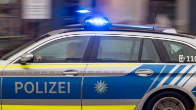 Die Polizei sperrt die Fahrbahn in Fahrtrichtung Osten. (Symbolbild) (Foto: Peter Kneffel/dpa)