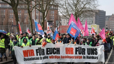 Nach tagelangen Protesten wie hier in Hamburg gehen die Tarifverhandlungen in die wohl letzte Runde. (Archivfoto) (Foto: Christian Charisius/dpa)