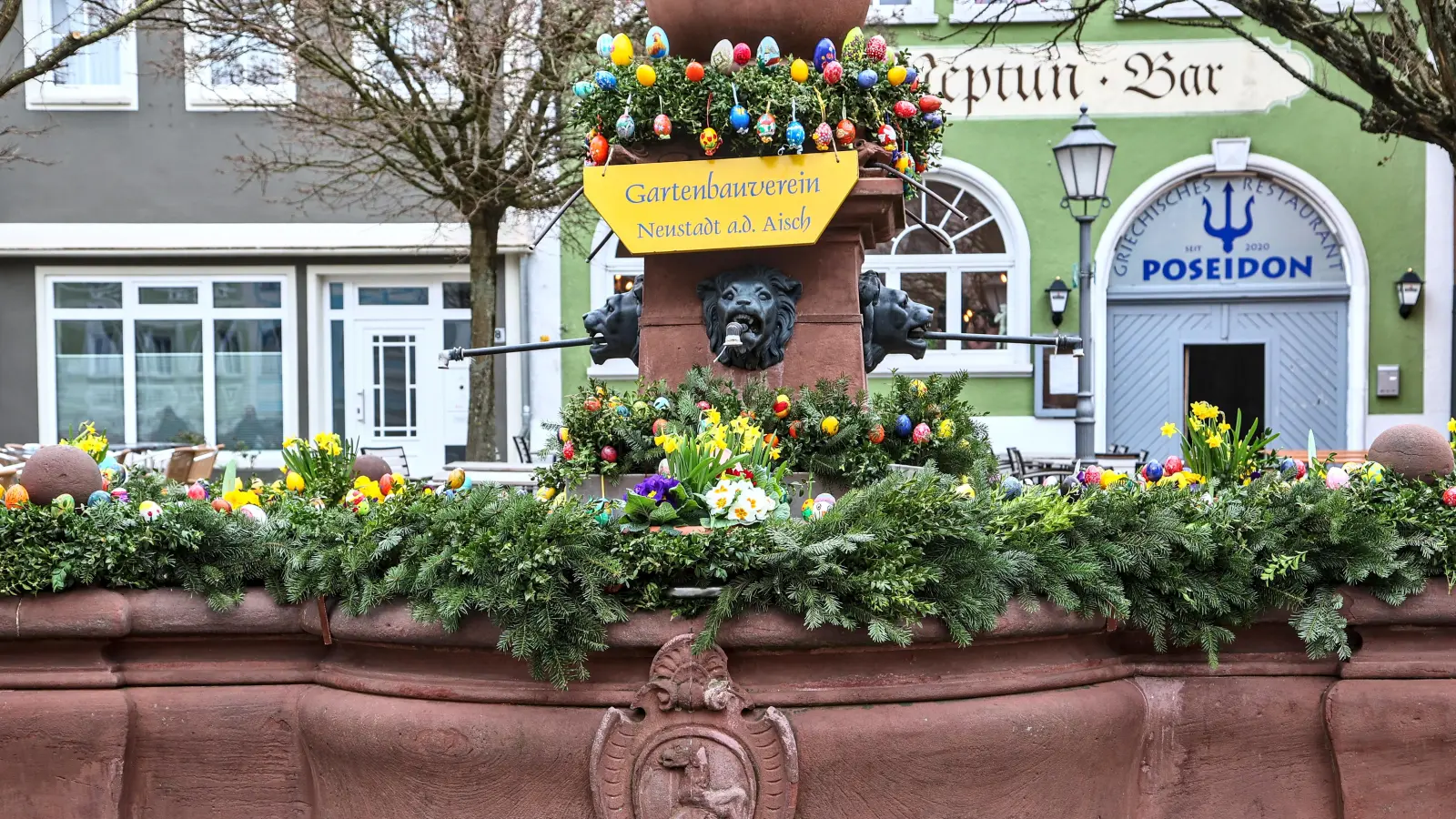 Jedes Jahr ein österlicher Hingucker: der Neptunbrunnen am Marktplatz in Neustadt. (Foto: Tizian Gerbing)