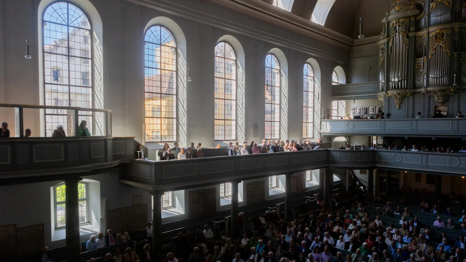 Der Intendant lädt zum Orgel-Wunschkonzert. Die Bankreihen in St. Gumbertus sind gut gefüllt. (Foto: Evi Lemberger)