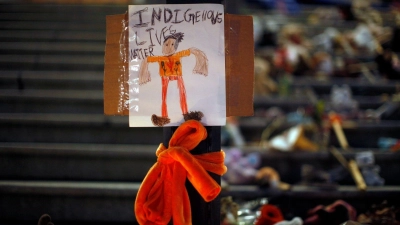 Ein Schild mit der Aufschrift „Indigenous Lives Matter“ („Ureinwohner-Leben zählen“) bei einer Gedenkveranstaltung in Victoria im Juli 2021. Nun gibt es offenbar weitere Gräber indigener Kinder. (Foto: Chad Hipolito/The Canadian Press/AP/dpa)