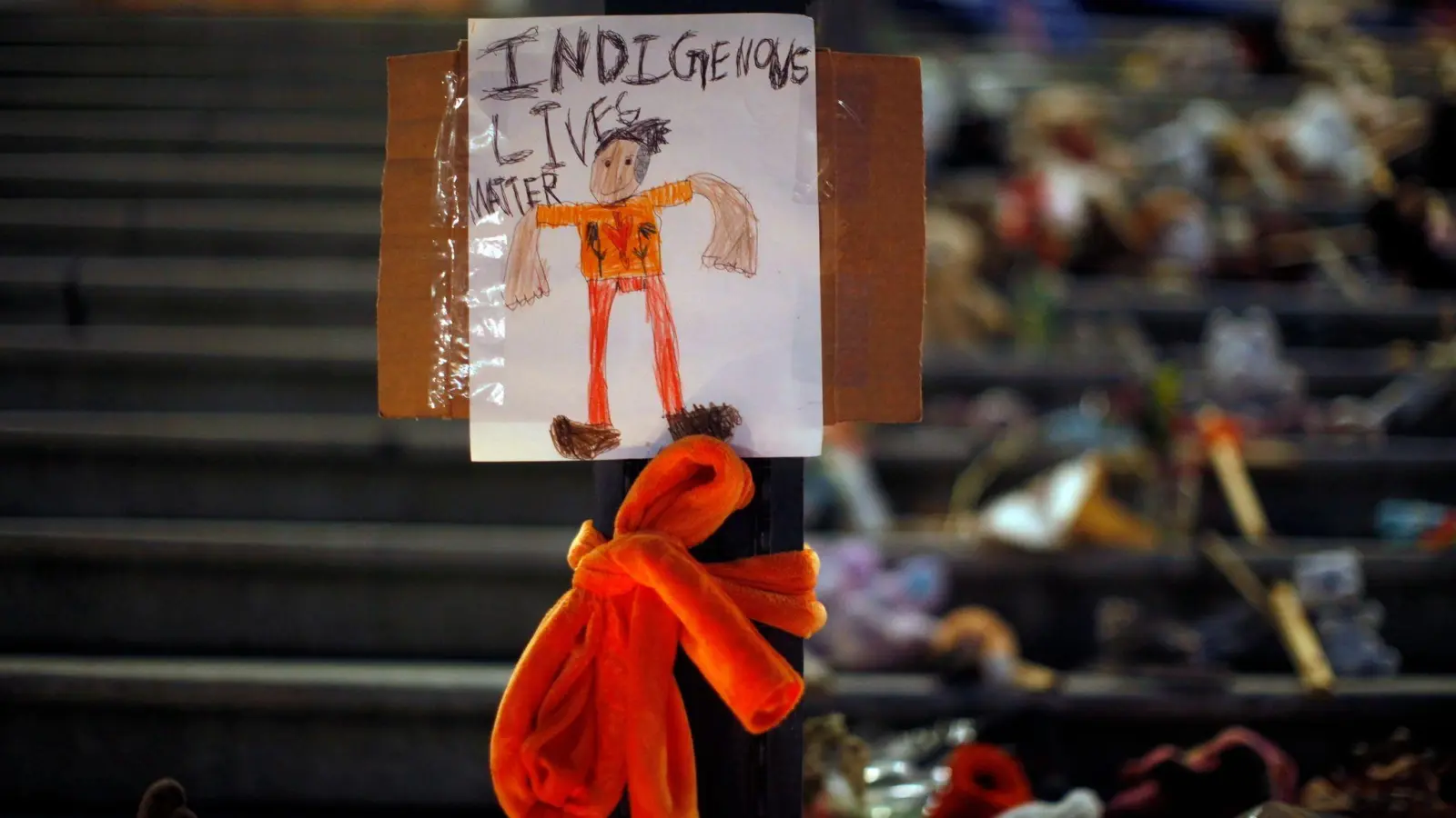 Ein Schild mit der Aufschrift „Indigenous Lives Matter“ („Ureinwohner-Leben zählen“) bei einer Gedenkveranstaltung in Victoria im Juli 2021. Nun gibt es offenbar weitere Gräber indigener Kinder. (Foto: Chad Hipolito/The Canadian Press/AP/dpa)
