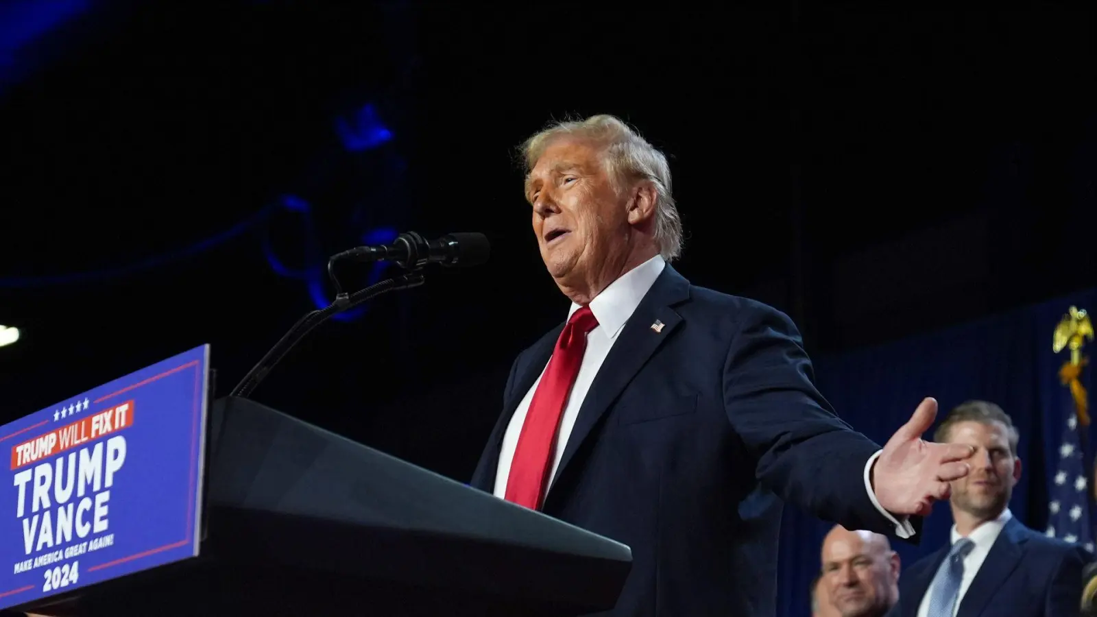 Schon vor dem Ergebnis aus Michigan war klar, dass Trump ins Weiße Haus einzieht.  (Foto: Evan Vucci/AP)