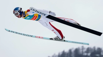 Tschofenig fliegt zum Gesamtsieg. (Foto: Darko Bandic/AP/dpa)