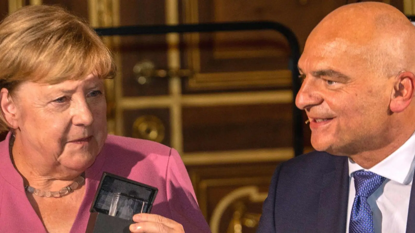 Merkel erhielt den Elisabeth-Preis der Caritas für ihren Einsatz für Solidarität, Verantwortung und gesellschaftlichen Zusammenhalt. (Foto: Stefan Puchner/dpa)