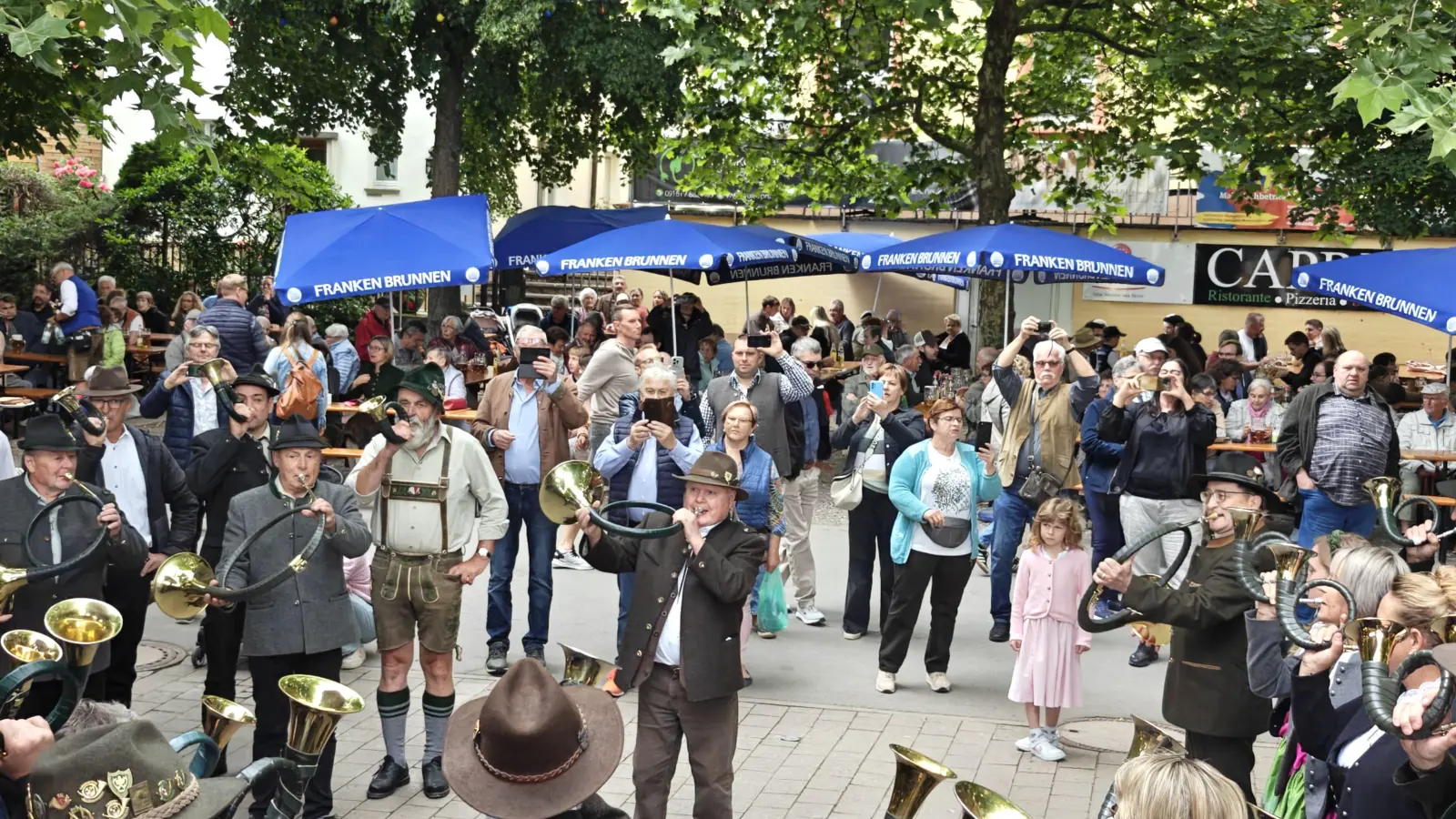 Ausgesprochen gut besucht war wieder einmal der Frühschoppen der Jagdhornbläser, die damit traditionell den Abschluss der Neustädter Kerwa einläuten.  (Foto: Willi Schlicker)