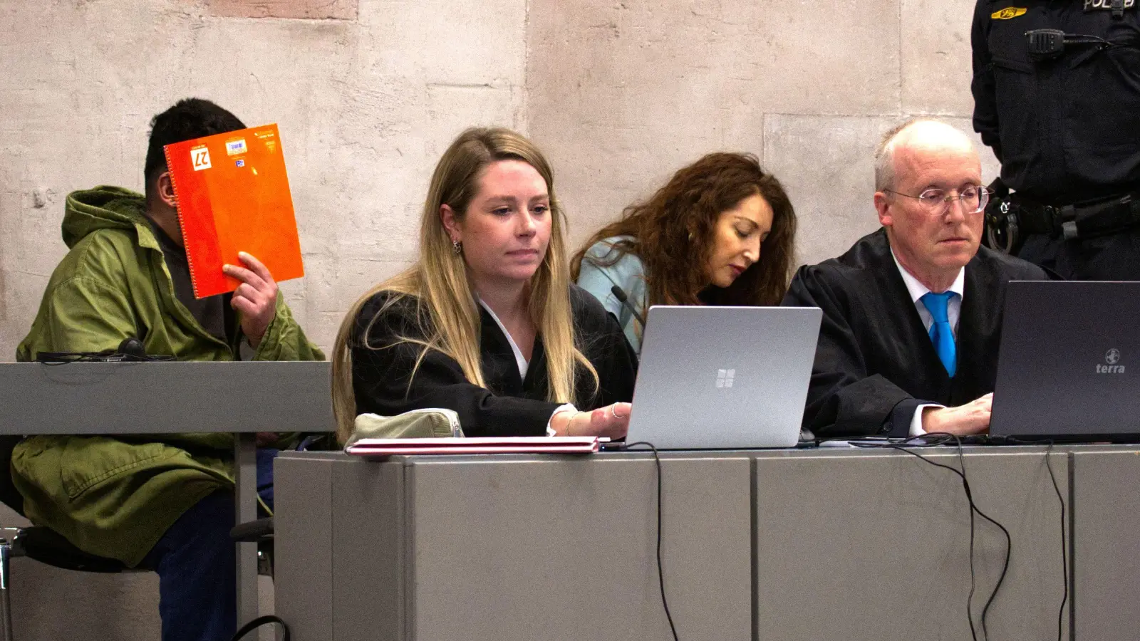 Der Angeklagte wird von Franziska Meier und Bernd Hönicka verteidigt. (Foto: René Chlopotowski)