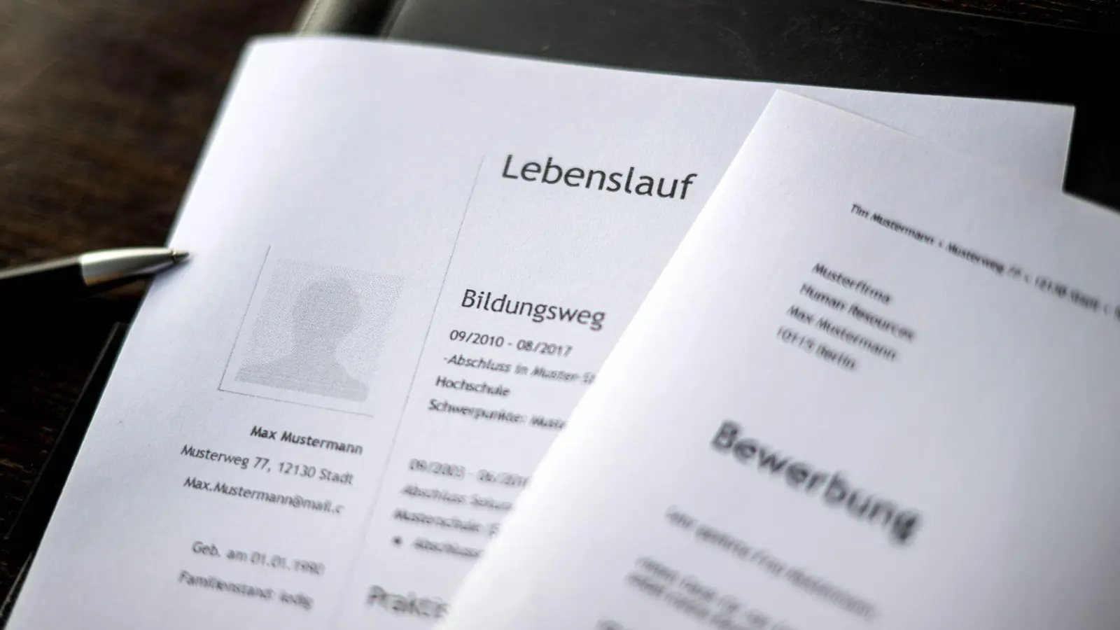 Oft fließt viel Mühe in eine Bewerbung - ärgerlich, wenn man dann kein Feedback bekommt.  (Foto: Sina Schuldt/dpa/dpa-tmn)