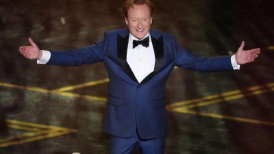 Moderator Conan O'Brien erscheint während der Oscar-Verleihung im Dolby Theatre in Los Angeles. (Foto: Chris Pizzello/Invision/AP/dpa)
