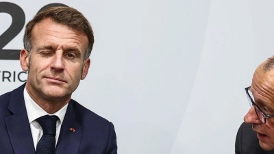 Mit einem Zwinkern - Starmer, Macron und Merz im Gespräch beim G20-Gipfel in Johannesburg (Foto: Leon Neal/PA Wire/dpa)