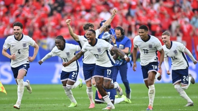 Englands Spieler feiern nach dem gewonnenen Elfmeterschießen. (Foto: Marius Becker/dpa)