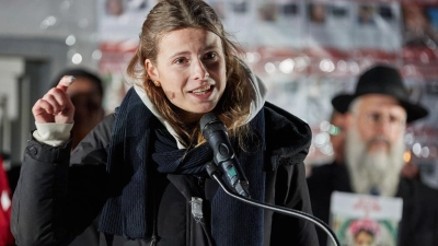 Klimaschutzaktivistin Luisa Neubauer spricht während der Gedenkveranstaltung zum 85. Jahrestag der Pogromnacht in Hamburg. (Foto: Georg Wendt/dpa)