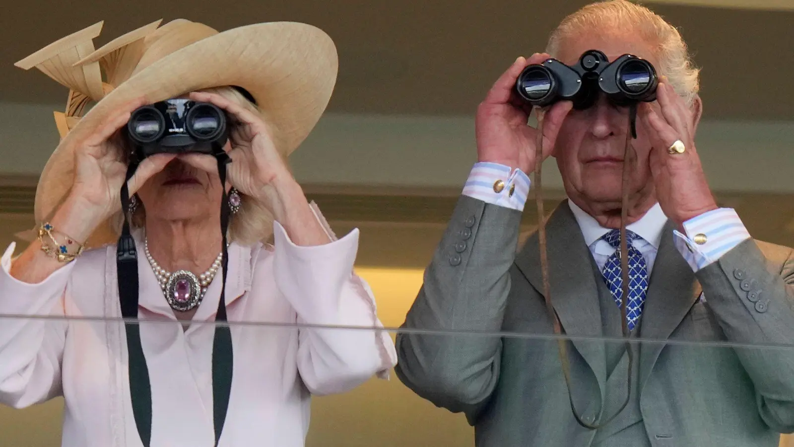 Königin Camilla und König Charles III. bei einem Pferderennen in Ascot. (Foto: Alastair Grant/AP/dpa)