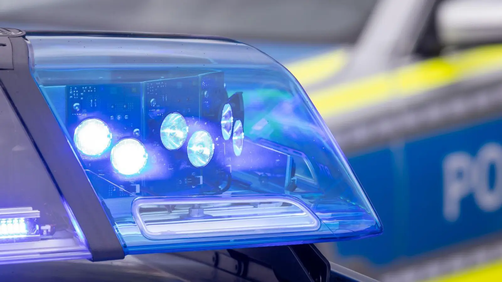 Weil er seinen Sohn nicht selbst aus dem verriegelten Wagen befreien konnte, rief ein Mann die Polizei. (Symbolbild) (Foto: Daniel Karmann/dpa)