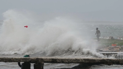 Mit voller Kraft trifft „Melissa“ auf die Küste Jamaikas. (Foto: Matias Delacroix/AP/dpa)