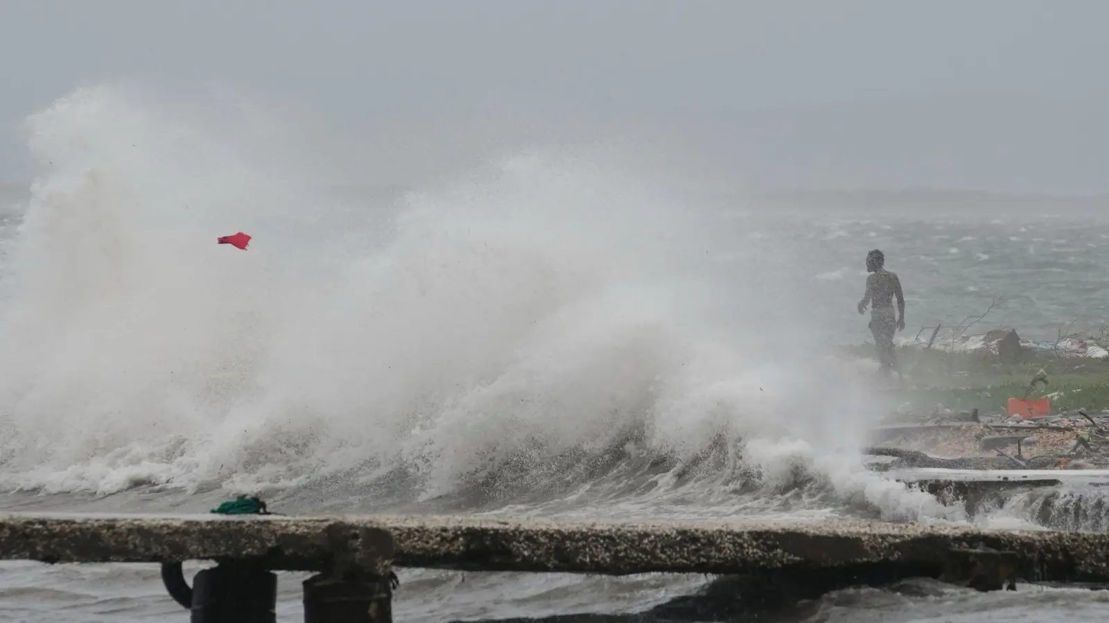 Mit voller Kraft trifft „Melissa“ auf die Küste Jamaikas. (Foto: Matias Delacroix/AP/dpa)