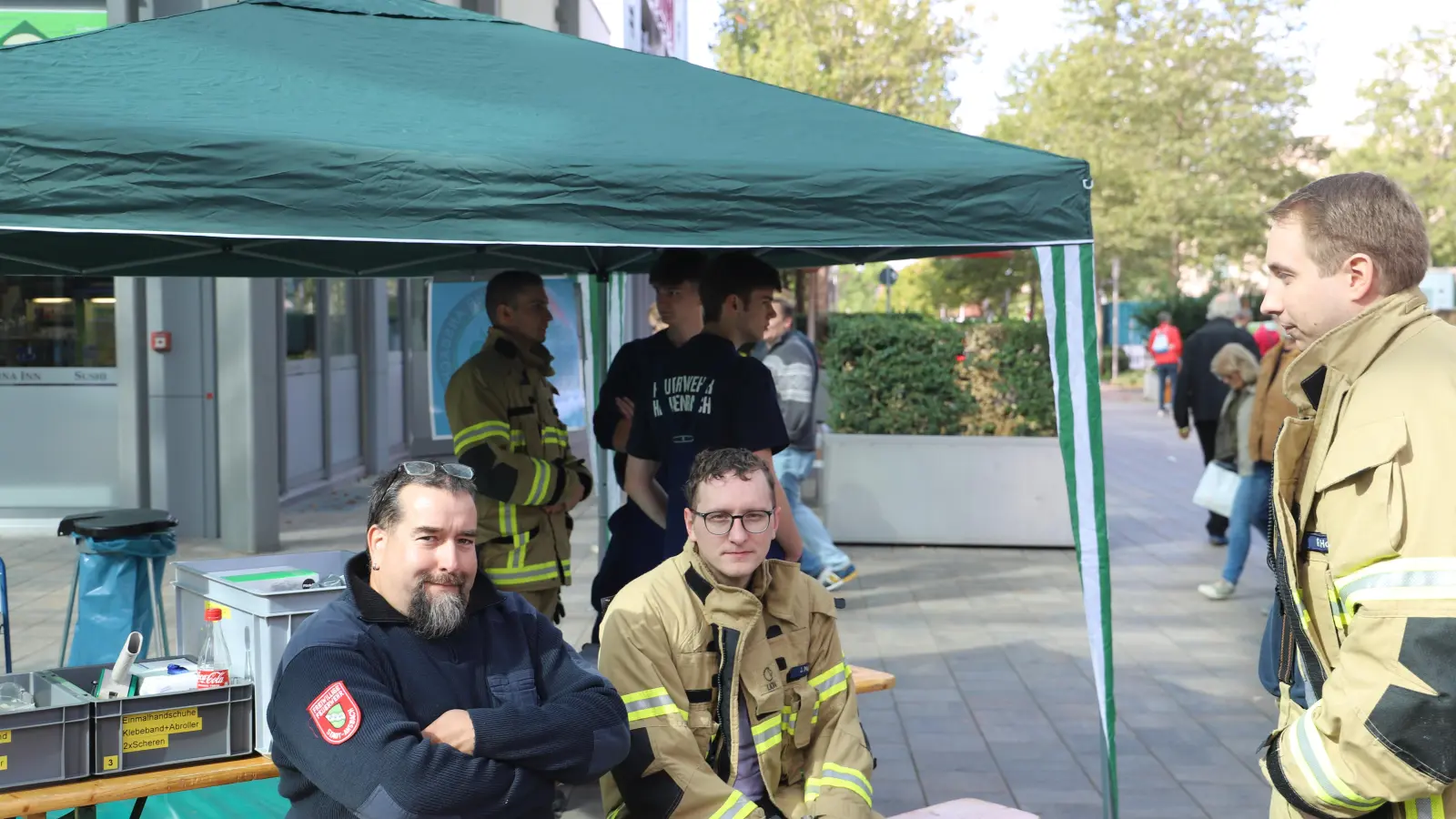 Diese Feuerwehrleute sind im Brücken-Center im Gefahrgutbereich dabei. (Foto: Oliver Herbst)