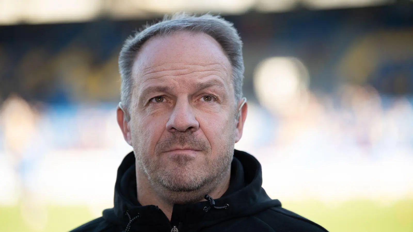 Fürths Trainer Alexander Zorniger ist vor dem Spiel im Stadion. (Foto: Swen Pförtner/dpa/Archivbild)