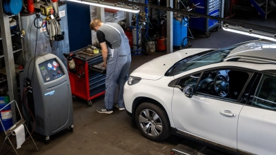 Ein Schaden am Auto ist schon ärgerlich genug. Damit Sie bei einem Kaskoschaden nicht auf unnötigen Werkstattkosten sitzen bleiben, sollten Sie vorab den Versicherer einbeziehen. (Foto: Benjamin Nolte/dpa-tmn)
