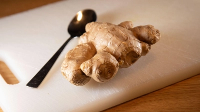 Lässt sich Ingwer mit einem Löffel gut schälen? (Foto: Christin Klose/dpa-tmn)