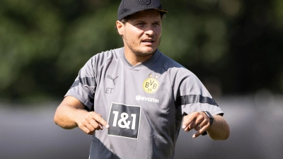 BVB-Trainer Edin Terzic erklärt während des Trainings eine Übungsform. (Foto: Marco Steinbrenner/dpa)