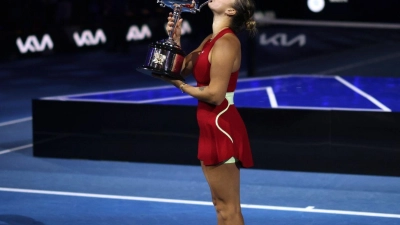 Aryna Sabalenka küsst nach ihrem Sieg den Pokal. (Foto: Asanka Brendon Ratnayake/AP/dpa)