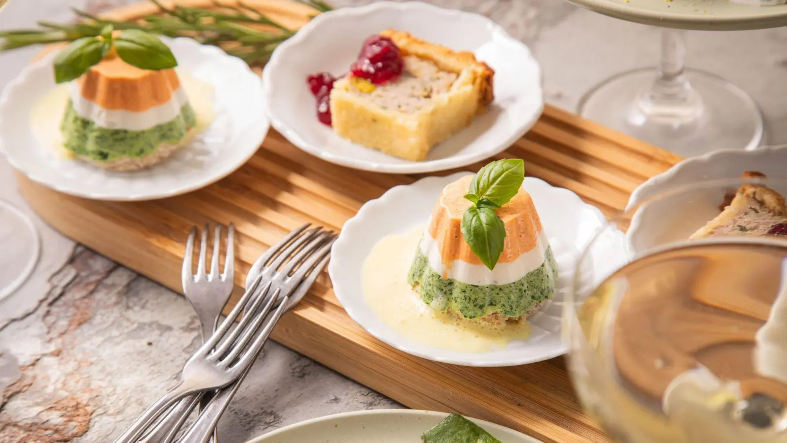 Dieser Vorspeisen-Mix mit Pasteten und Terrine sorgt für Staunen am Tisch. Dazu passt ein feierliches Gläschen Sekt. (Foto: Christin Klose/dpa-tmn)