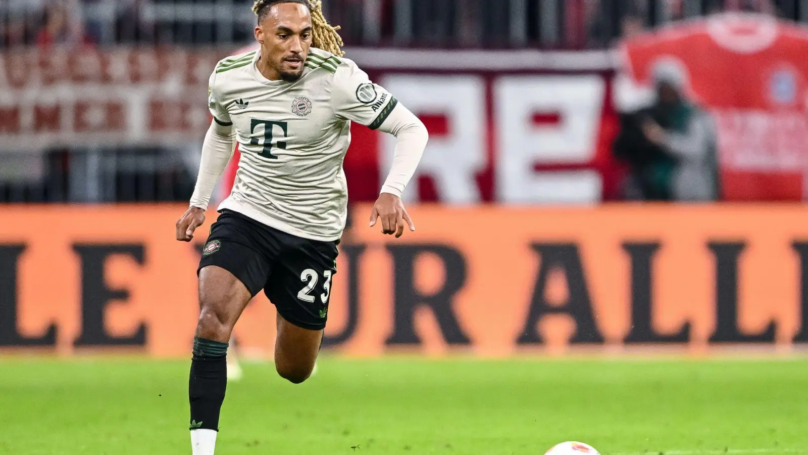 Sacha Boey wird vom FC Bayern wieder an Galatasaray Istanbul ausgeliegen. (Archivbild) (Foto: Harry Langer/dpa)