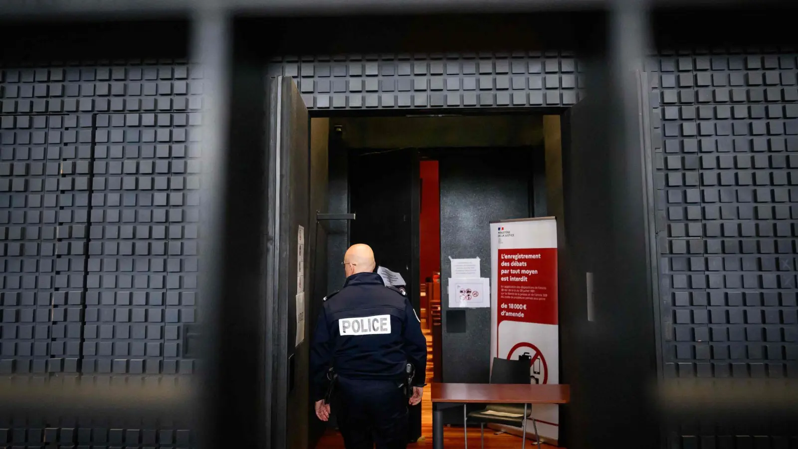 Der sogenannte Maskenmann hat vor Gericht in Frankreich bestritten, den kleinen Jonathan getötet zu haben. (Foto: Loic Venance/AFP/dpa)
