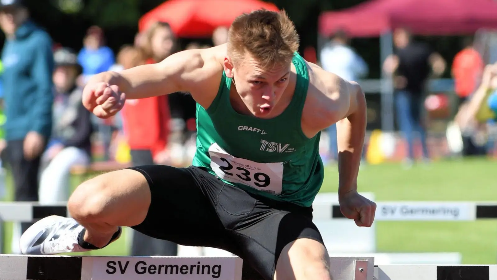 Geschmeidig über die Hürden: Lukas Kleinschrodt vom TSV Ansbach qualifiziert sich für die Deutschen Meisterschaften. (Foto: Claus Habermann)