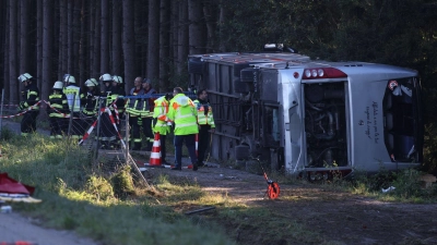 Ein Reisebus ist bei Buchloe im Allgäu von der A96 abgekommen. (Foto: Karl-Josef Hildenbrand/dpa)
