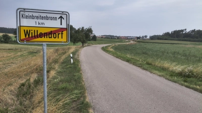 Die Straße von Willendorf nach Kleinbreitenbronn ist weniger als einen Kilometer lang. Weil auch Arbeiten am Untergrund erforderlich sind, kostet der Ausbau voraussichtlich eine Million Euro. (Foto: Robert Maurer)