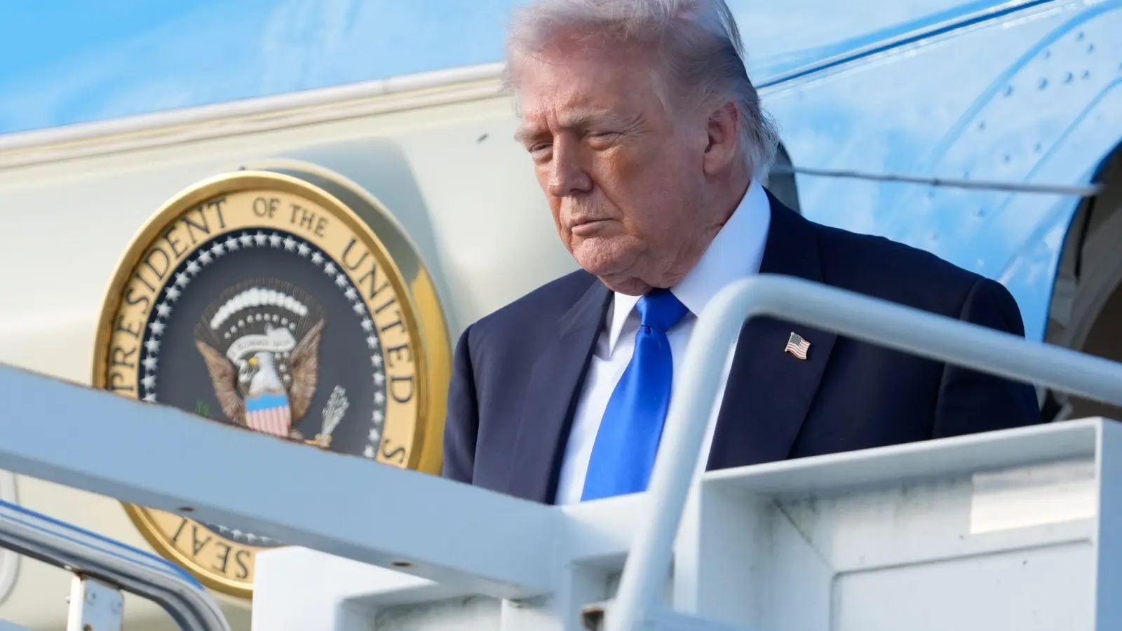 Nach Trumps Ansicht haben die USA alle Trümpfe in der Hand.  (Foto: Manuel Balce Ceneta/AP/dpa)