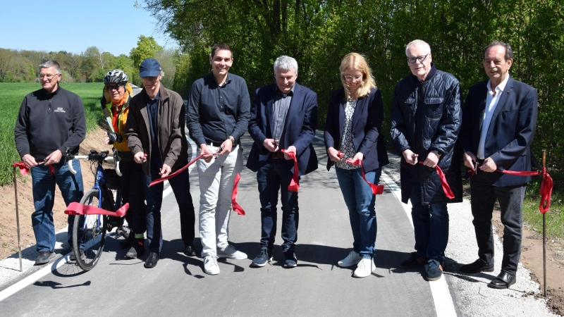 Vertreter der beteiligten Firmen und Behörden trafen sich vor Ort, um den neuen Radweg entlang der Bundesstraße 14 bei Müncherlbach zu eröffnen. (Foto: Florian Schwab)