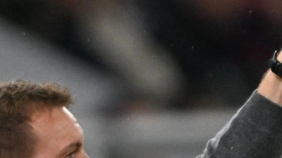 Julian Nagelsmann gibt eine Anweisung an seine Spieler.  (Foto: Federico Gambarini/dpa)