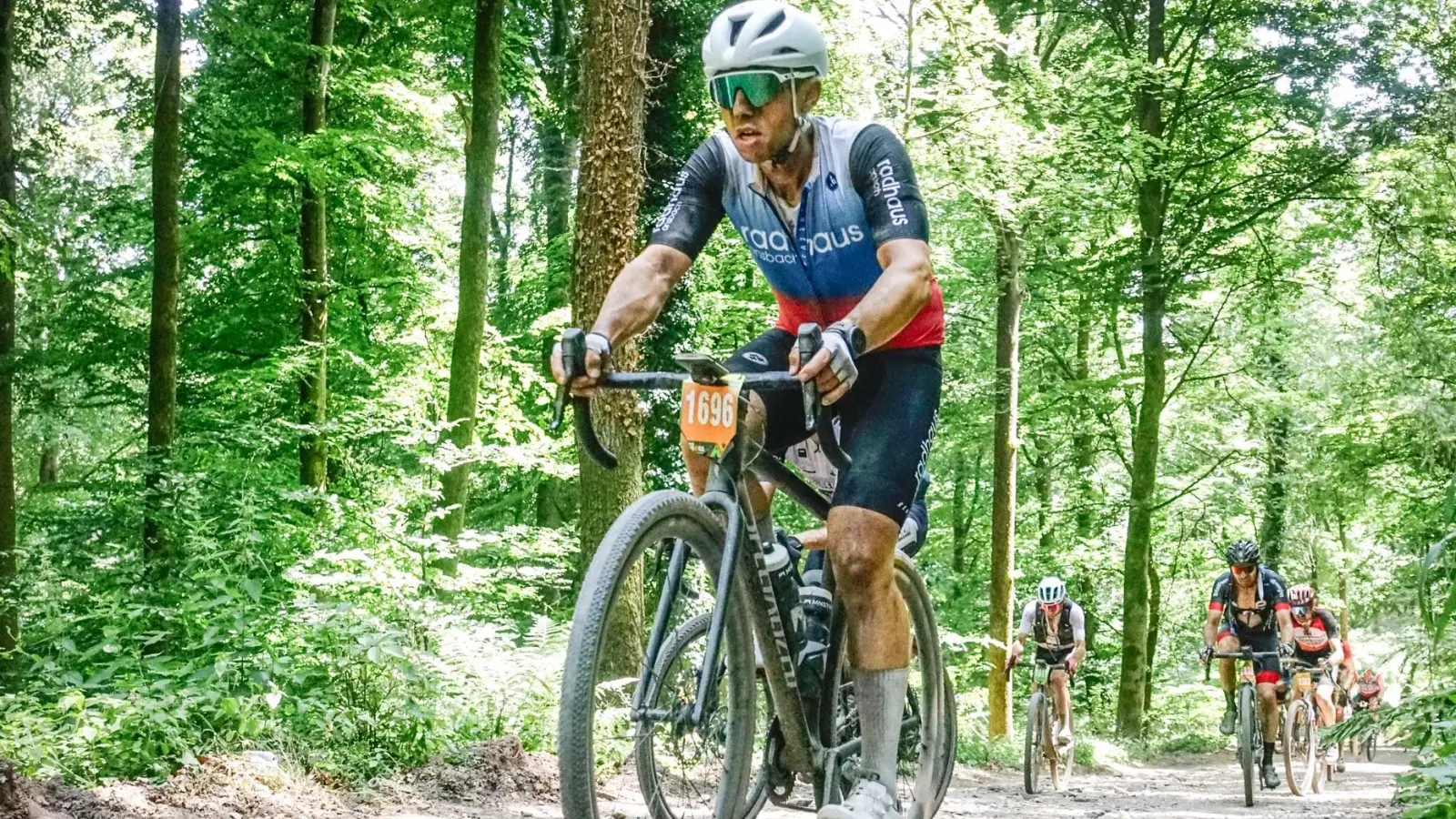 Sebastian Hohenstein kämpft sich über einen der Graveltrails beim Rennen in Luxemburg. (Foto: Bodo Schwager)