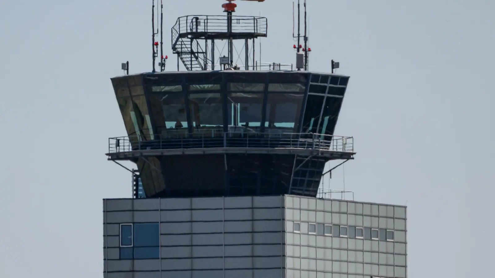 Ein beschädigter Zaun am Flughafen Leipzig/Halle hat einen Polizeieinsatz ausgelöst. (Archivbild) (Foto: Hendrik Schmidt/dpa)