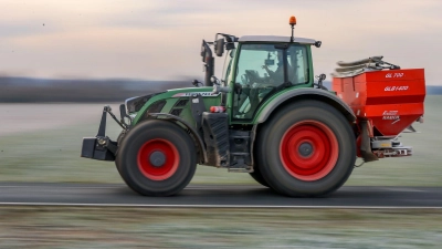Der Allgäuer Traktorenhersteller hat 2024 mehrere Tausend Landmaschinen weniger verkauft, ist mit den Zahlen aber dennoch zufrieden. (Archivbild) (Foto: Jan Woitas/dpa-Zentralbild/dpa)