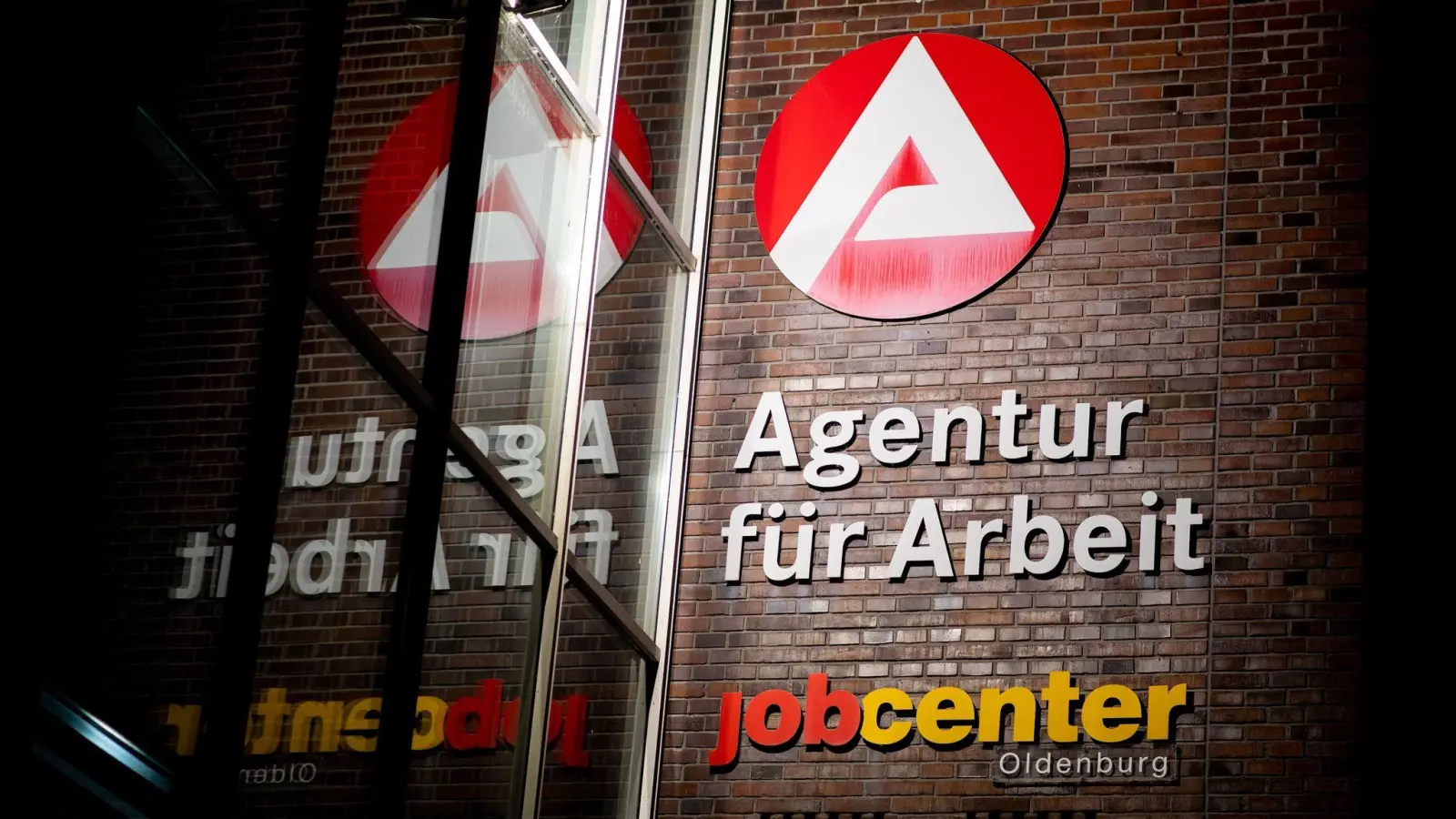 In den Arbeitsmarkt könnte weiter Bewegung kommen - denn viele Beschäftigte können sich einen Jobwechsel vorstellen. (Foto: Hauke-Christian Dittrich/dpa)