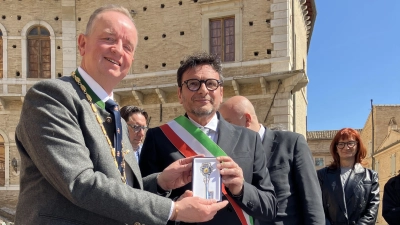 Oberbürgermeister Thomas Deffner erhält den Schlüssel der Stadt Fermo von Mauro Torresi (amtierender Vize-Bürgermeister). (Foto: Stadt Ansbach)