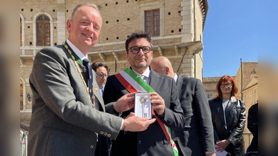 Oberbürgermeister Thomas Deffner erhält den Schlüssel der Stadt Fermo von Mauro Torresi (amtierender Vize-Bürgermeister). (Foto: Stadt Ansbach)