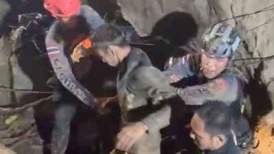 Große Erleichterung in Laos: Der erste der fünf Eingeschlossenen ist in Sicherheit. (Foto: -/Association Of Volunteers For Lao People/AP/dpa)